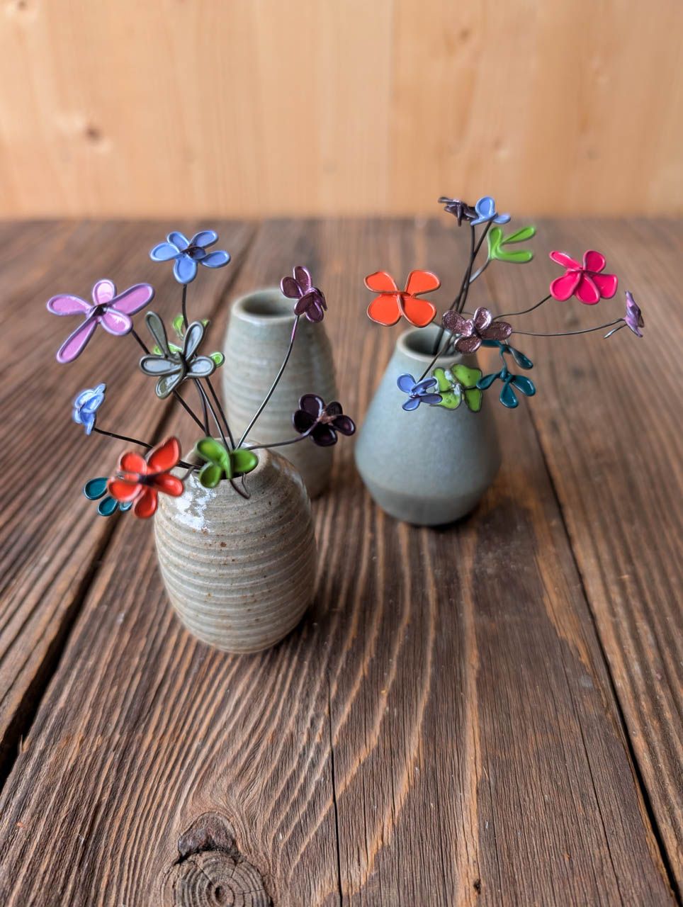 Kleine Vase mit Lackblumen