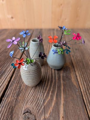 Kleine Vase mit Lackblumen