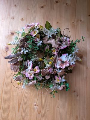 Frühlingskranz mit Seidenblumen