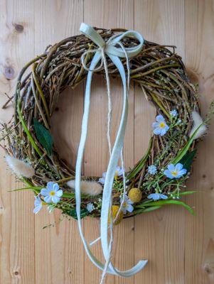Weidenkranz mit Frühlingsblüten
