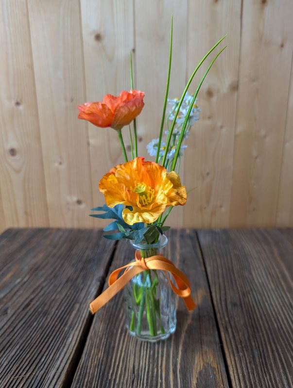 kleine Vase mit Mohnblumen