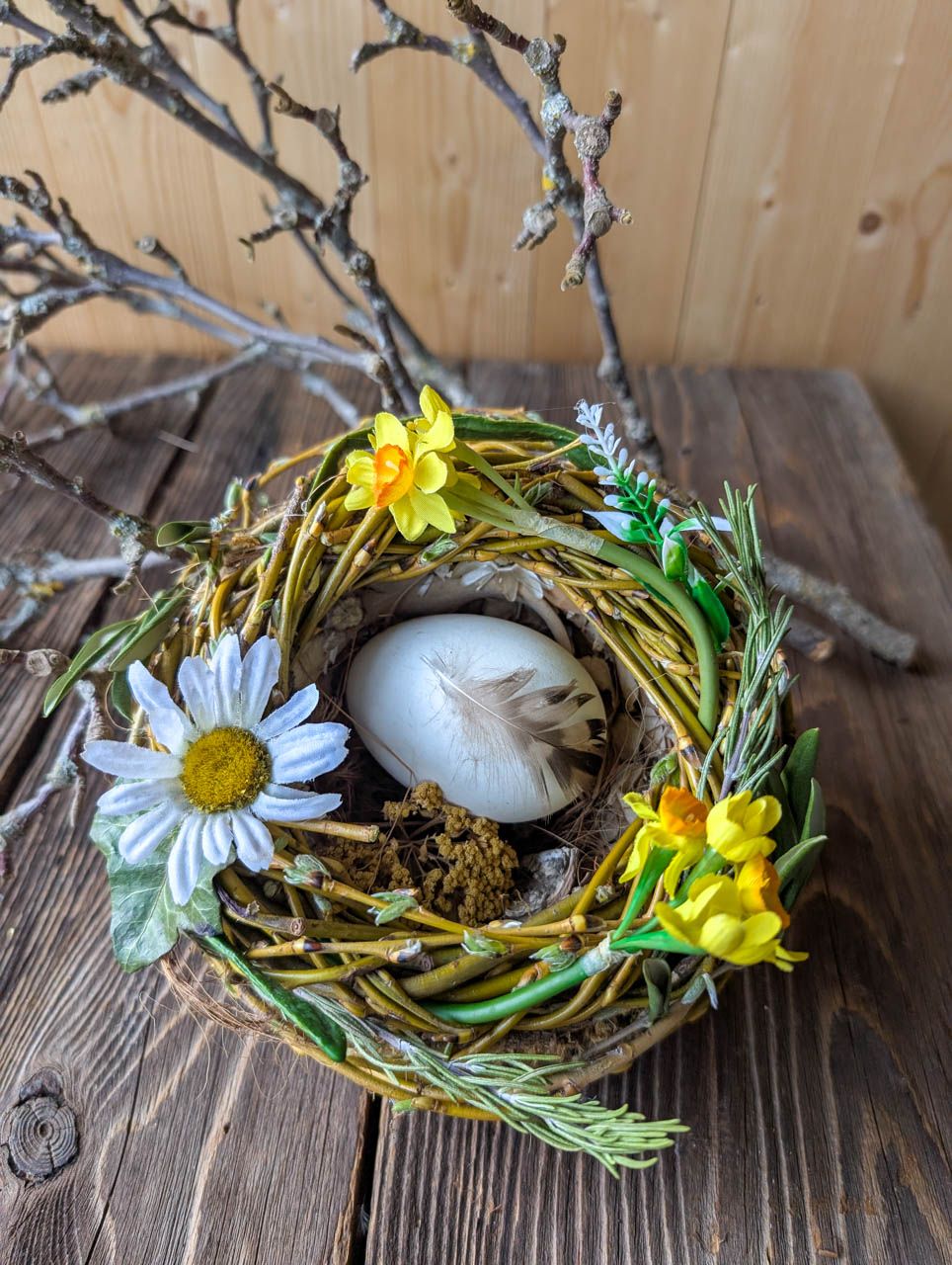 Nest mir Seidenblumen und Ei