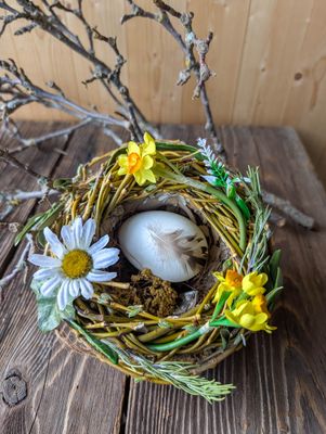 Nest mir Seidenblumen und Ei