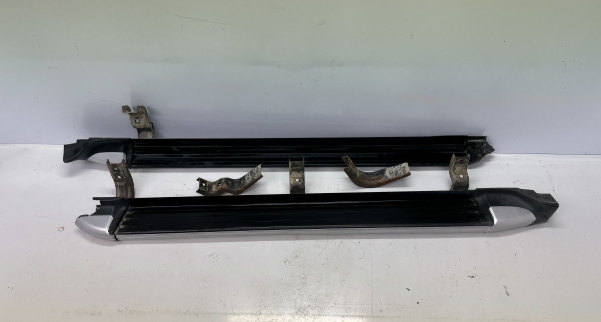 Isuzu D-Max Foot / side step right