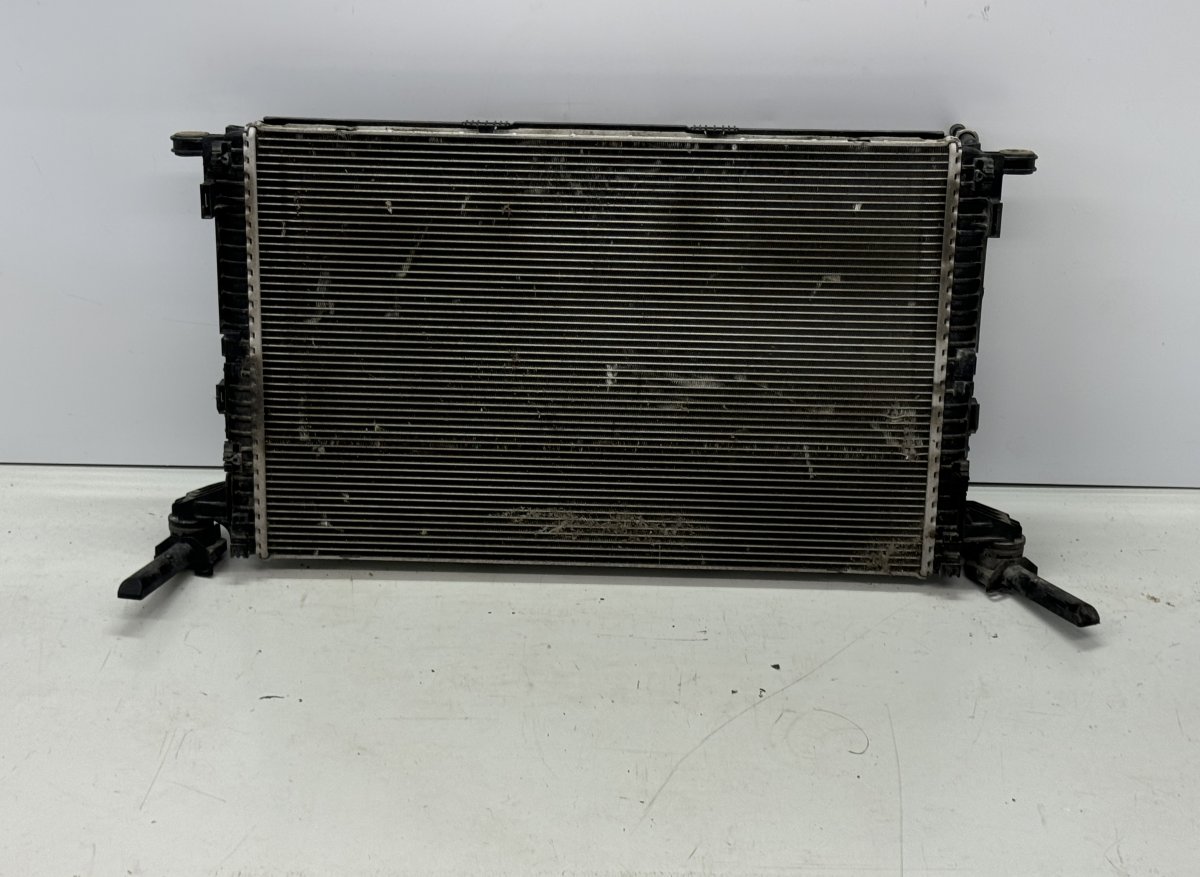 Audi A5 (B9) jäähdytin 8W0121251AK 8W0121207 8W0959455 Radiator AUDI A...
