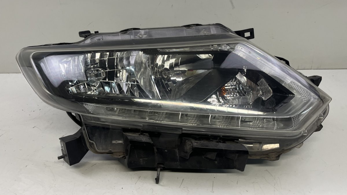 Nissan X-Trail / Rogue передняя фара (правая) 260104CC0C Headlight right NISSAN X-TRAIL III (...