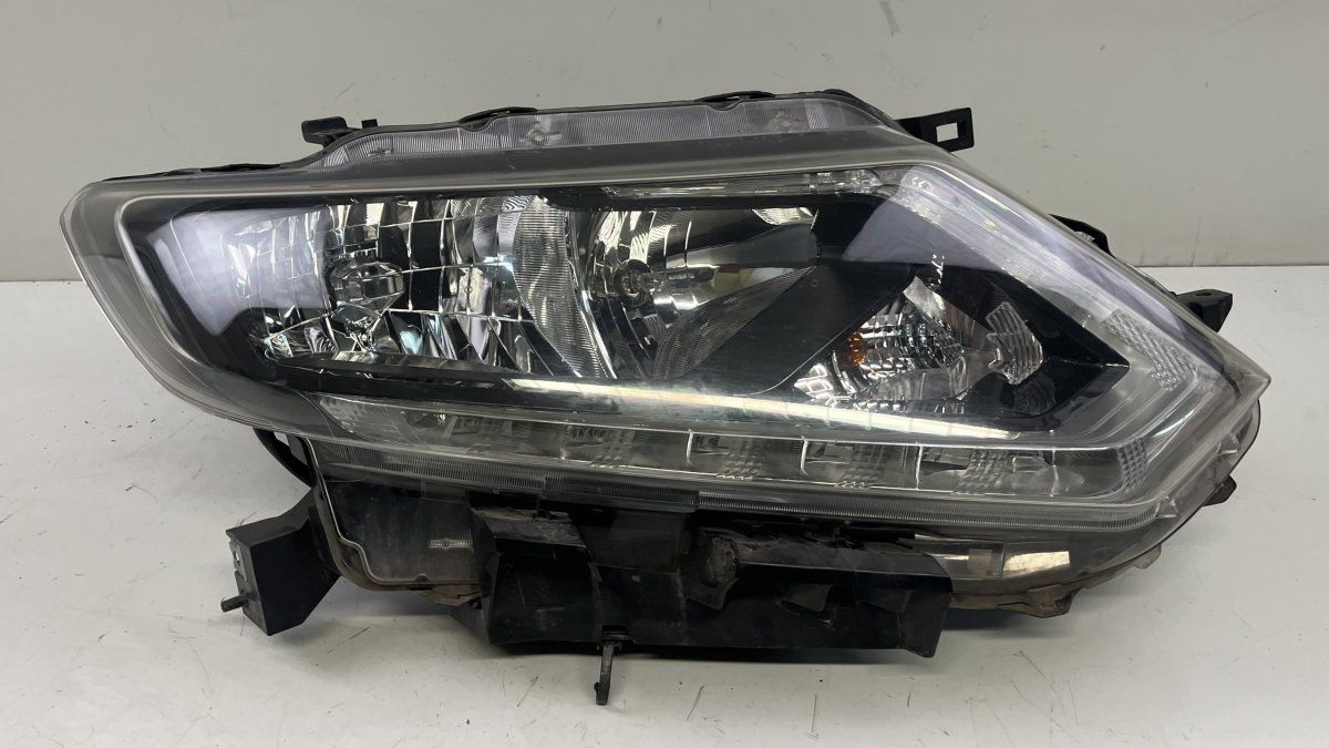 260104CC0C Headlight right NISSAN X-TRAIL III (T32) (2013-2022)