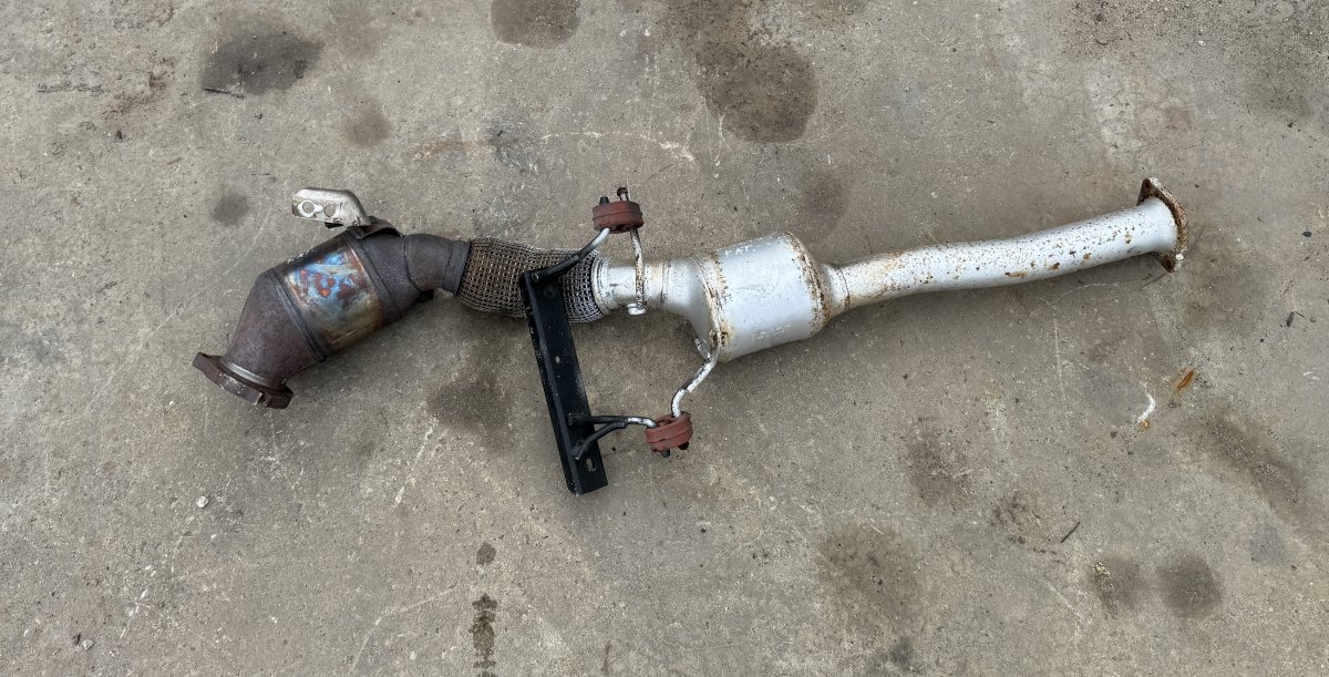 Volvo XC60 Catalyc Converter 3110288200 31401540 Catalyc Converter VOLVO XC6...