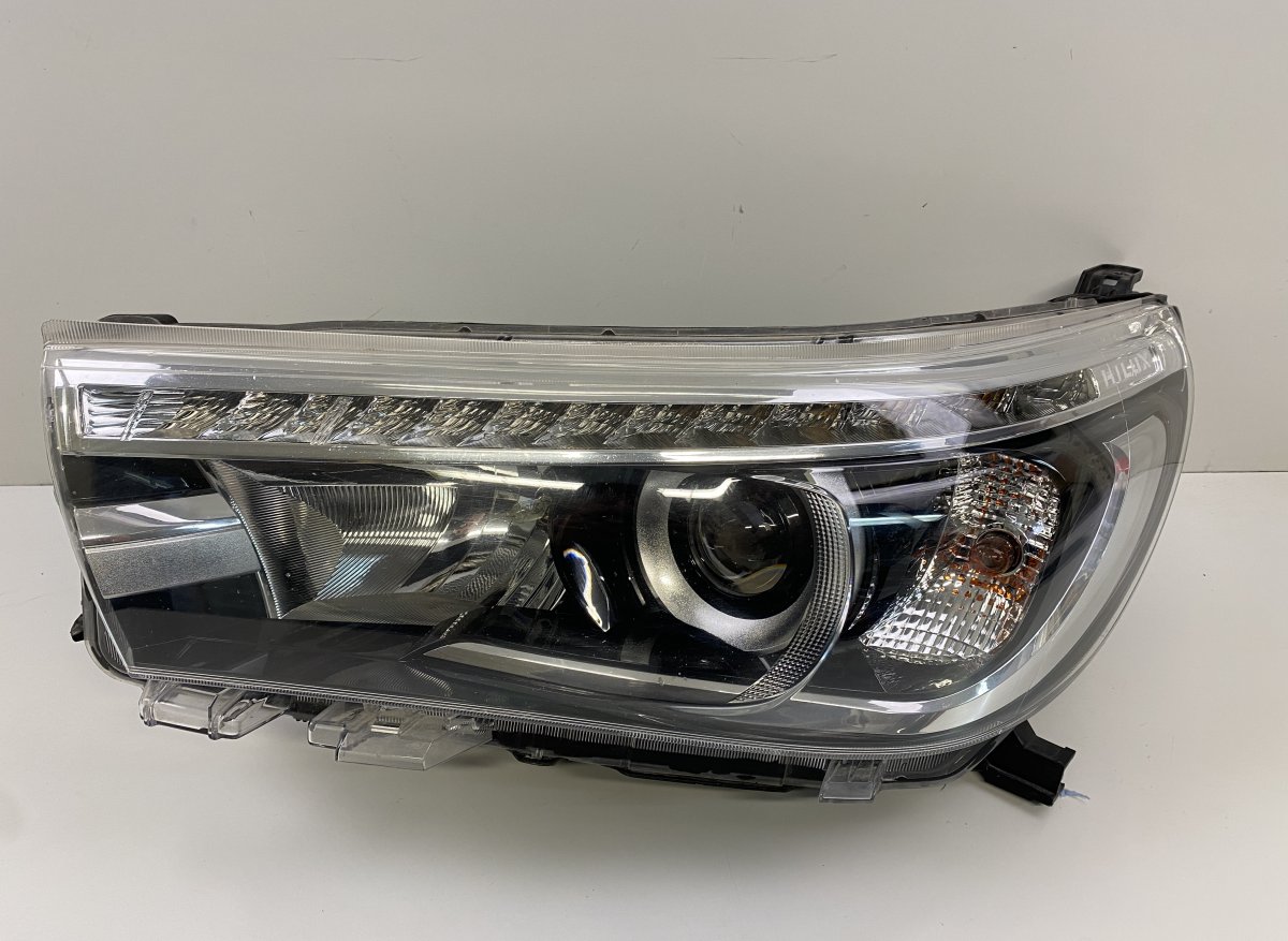 Toyota Hilux priekinis žibintas (kairėje)