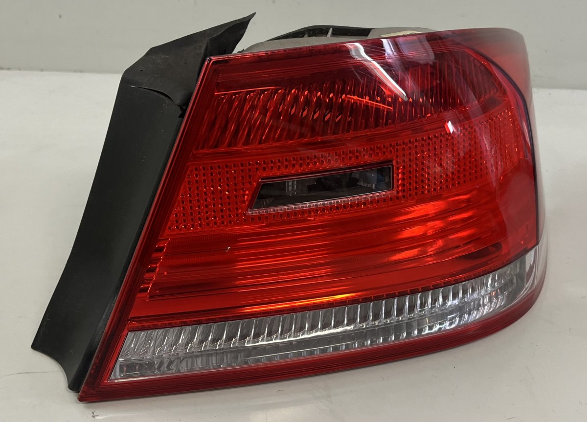 BMW 3 (E90 / E91 / E92 / E93) Tail light, right 6321717440408 717440408 7174404 Tail light, rig...