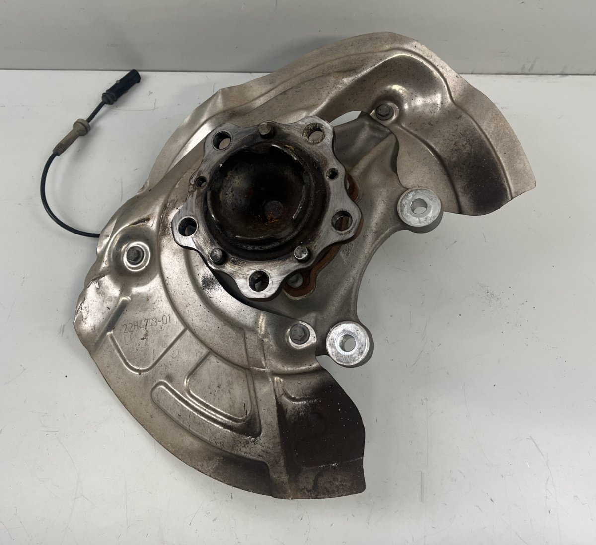 BMW 3 (F30 / F31) Wheel bearing housing front left 228400105 2284743-01 Wheel bearing housing fron...