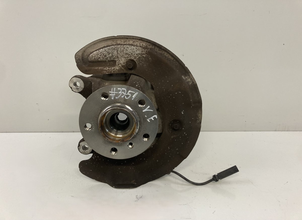 BMW 2 (F22 / F23) Wheel bearing housing front left 6870837 687083702 Wheel bearing housing front l...
