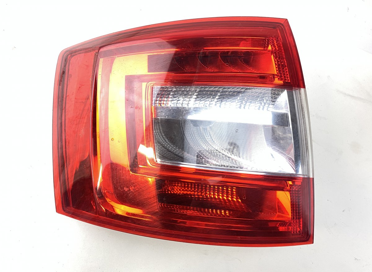 Skoda Octavia tail light left 5E9945111B Tail light left SKODA OCTAVIA III (5...