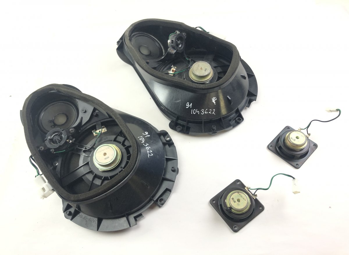 Mercedes-Benz A (W168) Set of loudspeakers A2308201102 A2308201202 A2308200302 Set of loud...