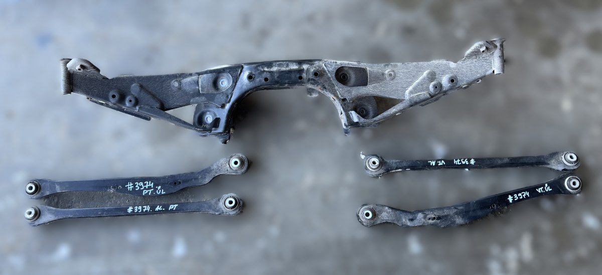 BMW X1 (F48) Taka-akselin palkki 33306851560 33326851563 33326851569 Rear axle B...