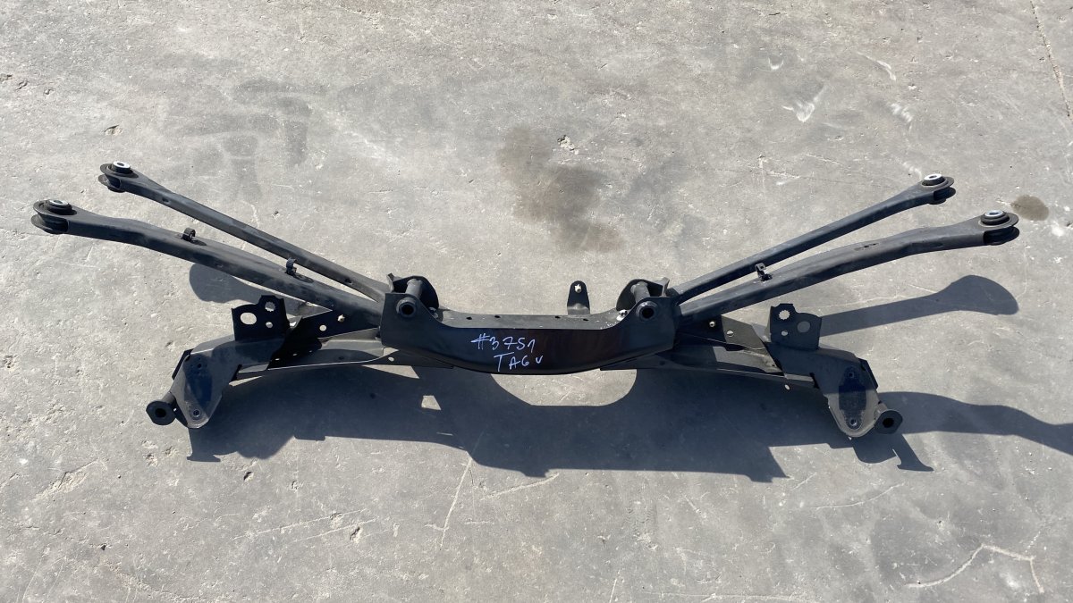 BMW 2 (F22 / F23) Taka-akselin palkki 33306851560 33326884693 33326851569 Rear axle B...