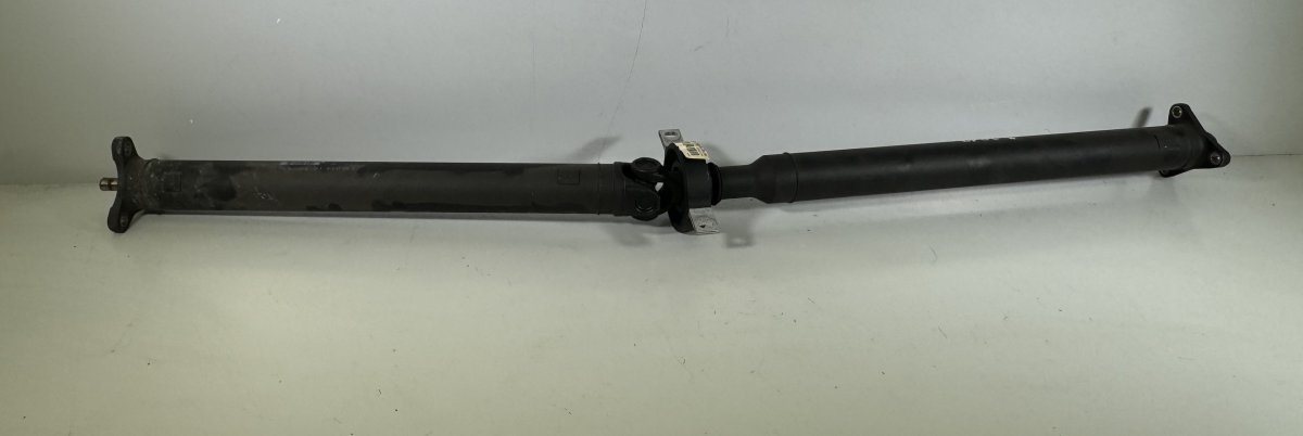 BMW 1 (E81 / E82 / E87 / E88) Propeller Shaft Complete 26107637026 Propeller Shaft Complete BMW 1 (F20...