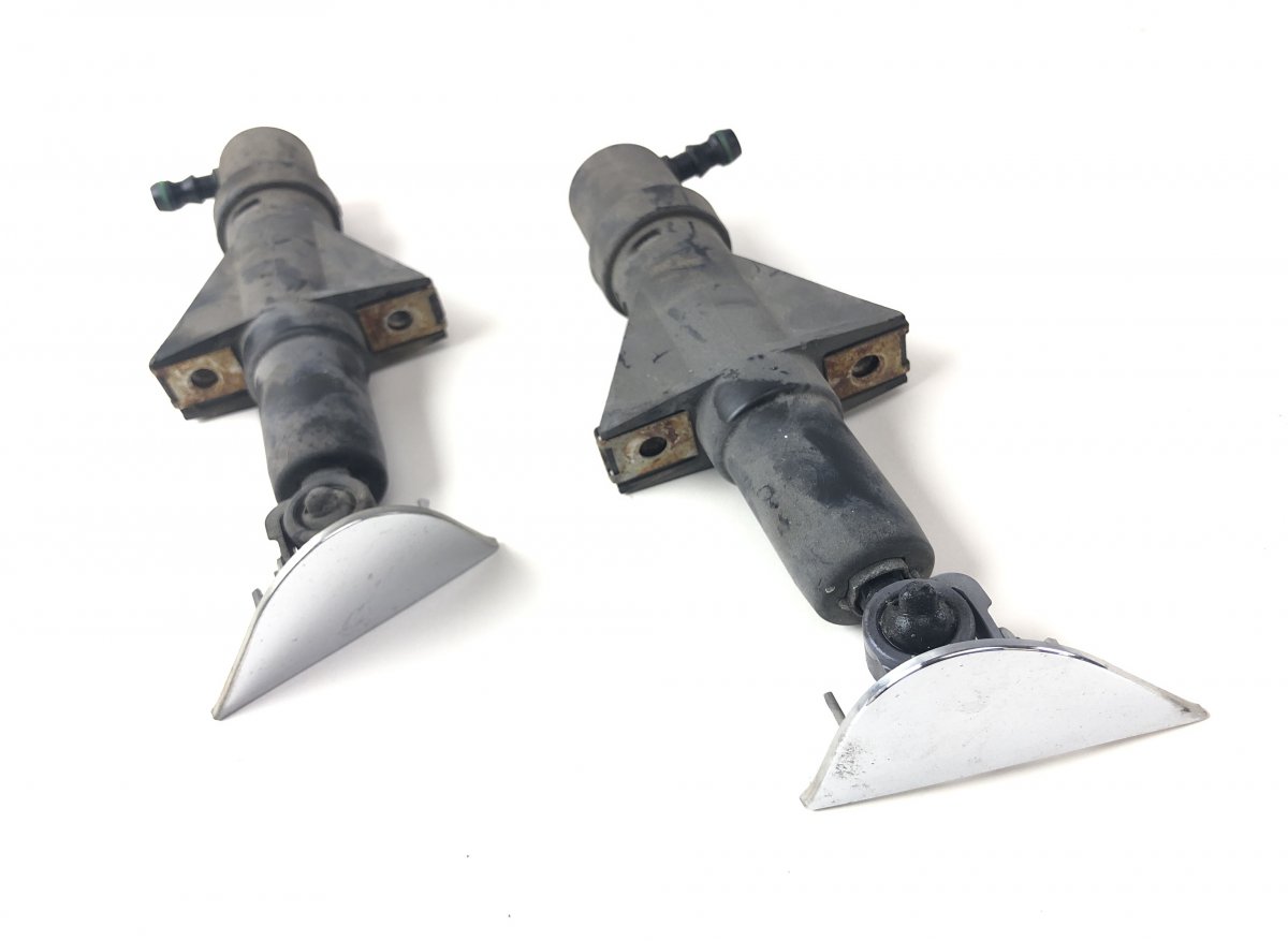 Maserati Quattroporte Headlight washer nozzle set 271073 271074 Headlight washer nozzle set MASER...