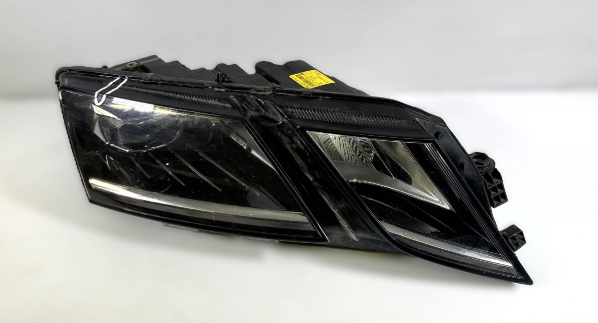 Skoda Octavia Right headlight 5E1941016D Right headlight SKODA OCTAVIA III (5...