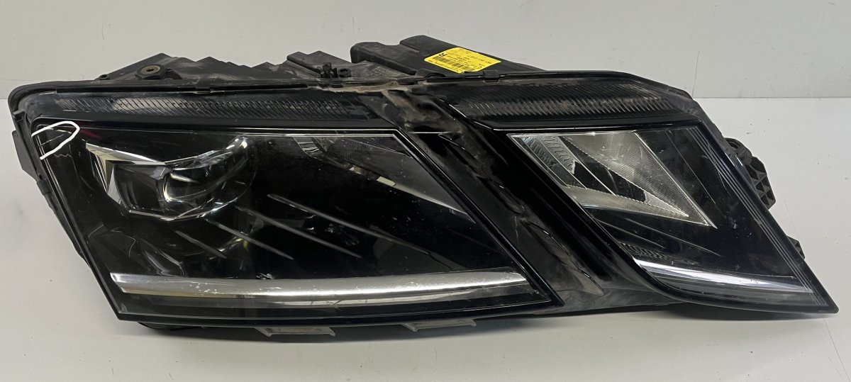 Skoda Octavia Right headlight SKODA OCTAVIA III (5E) (2012-2019) Right headli...