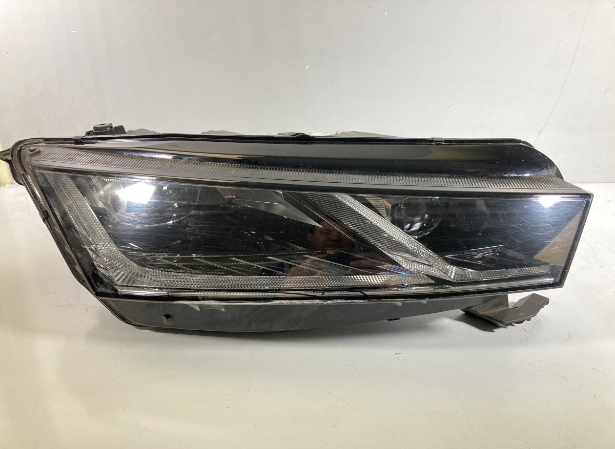 Skoda Octavia Right headlight SKODA OCTAVIA IV (NX, NN) (2019-) Right headlig...