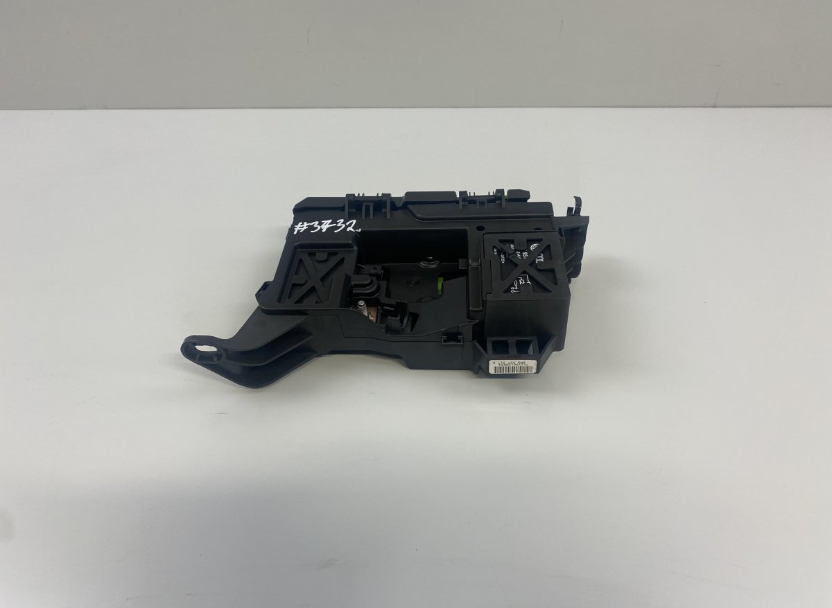 Audi A6 (C7) Fuse box 8R0937517D Fuse box AUDI A6 / A6 ALLROAD (C7, 4...