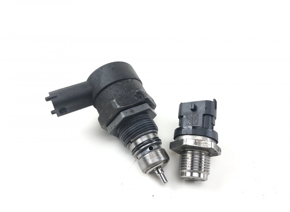 Jeep Grand Cherokee (WK) Fuel pressure regulator 0281006209 0281006309 Fuel pressure regulator J...