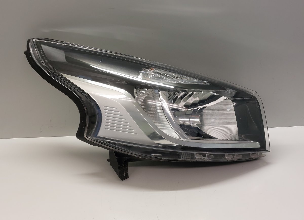 Renault Trafic headlight right 260105469R 260105469 Headlight right RENAULT TR...