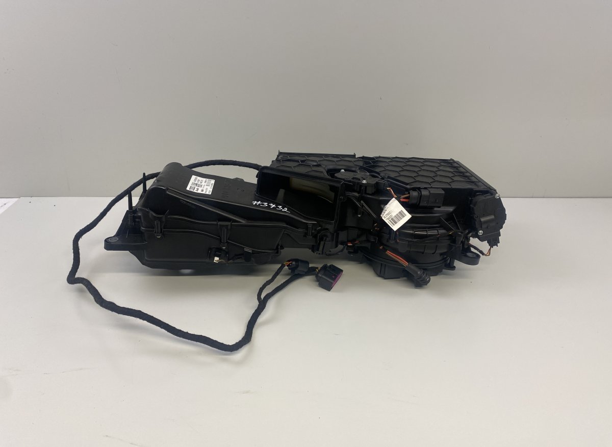 Audi A6 (C7) Battery cooling fan 4G5820003A Battery cooling fan AUDI A6 / A6 ALL...