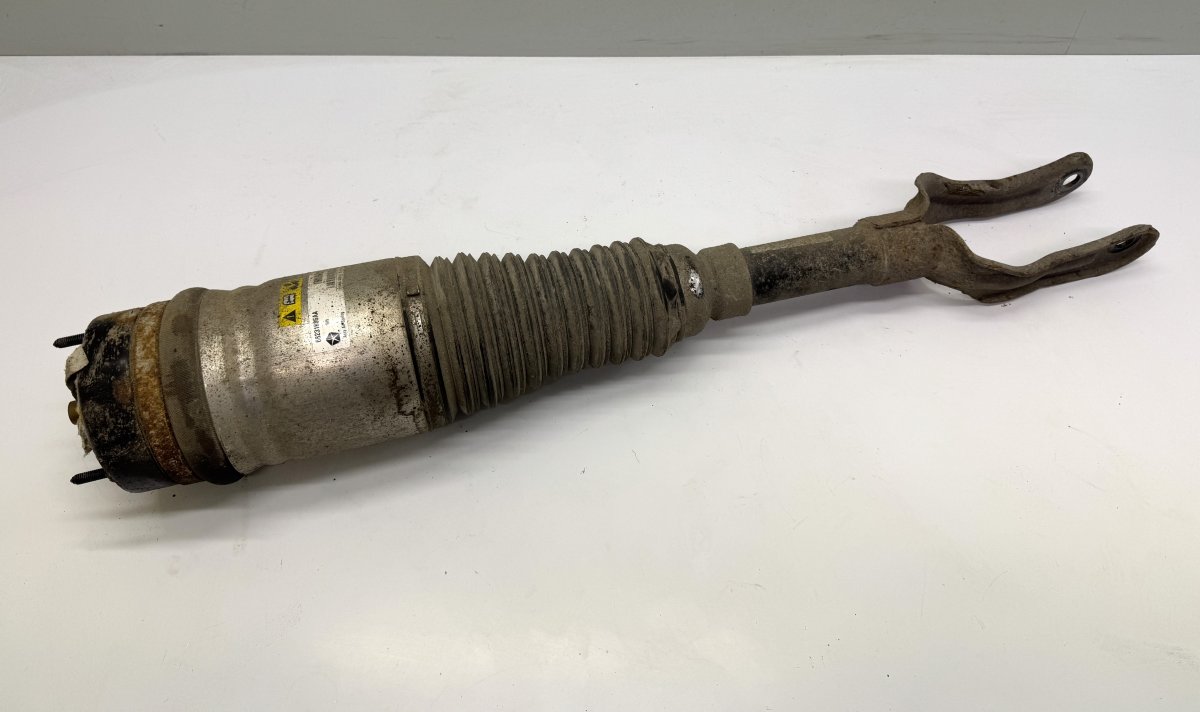 Jeep Grand Cherokee (WK) Air shock absorber front right 68231886AA Air shock absorber front right JEEP ...