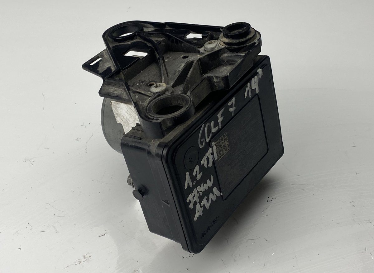 Volkswagen Golf 7 ABS hydraulic unit / pump 5Q0907379AA 5Q0614517T ABS hydraulic unit / pum...