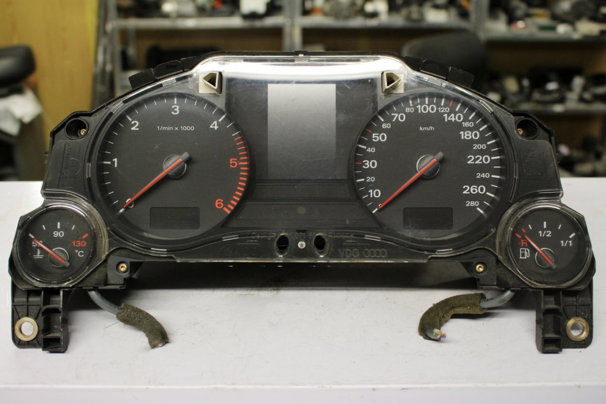 Audi A8 (D3) näidikud Instrument Cluster AUDI A8 (4E) (2002-2010)

Pa...