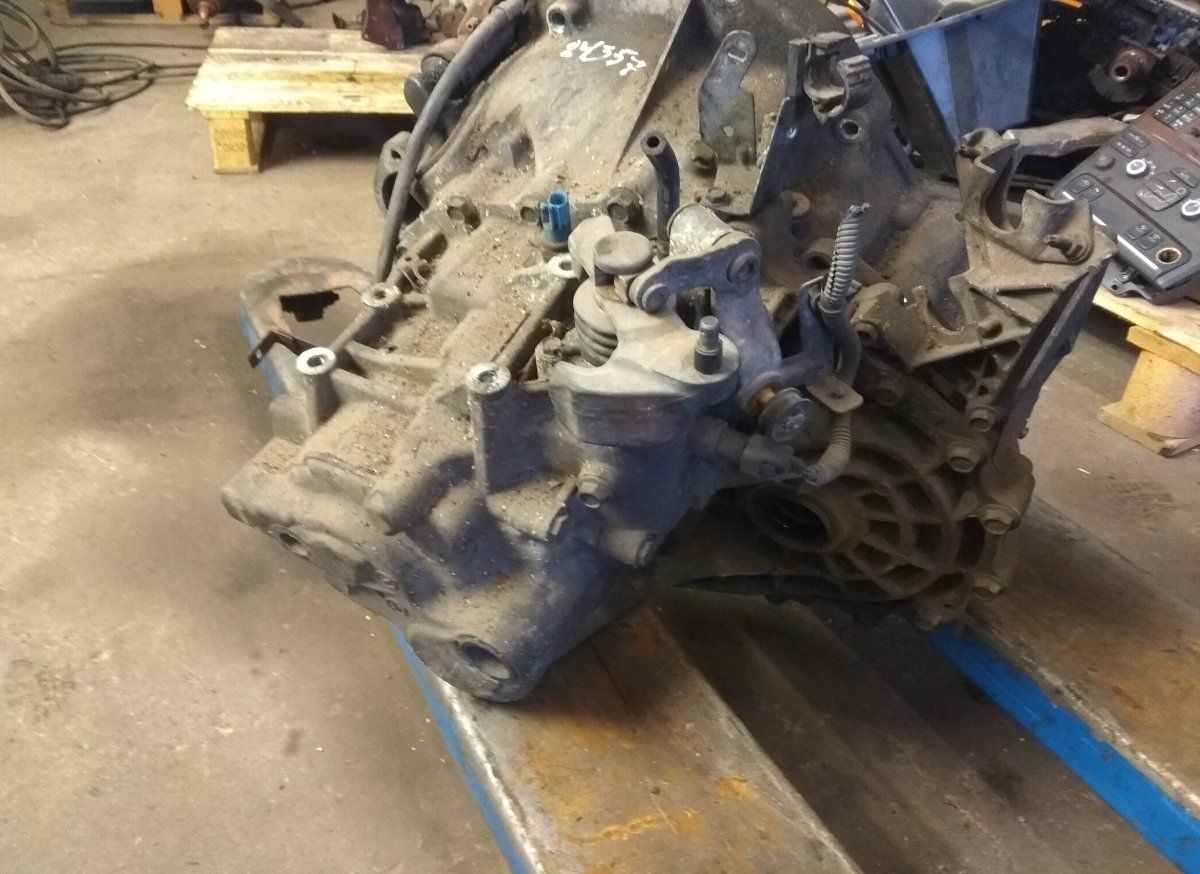 Gearbox NISSAN X-TRAIL I (T30) (2001-2007)