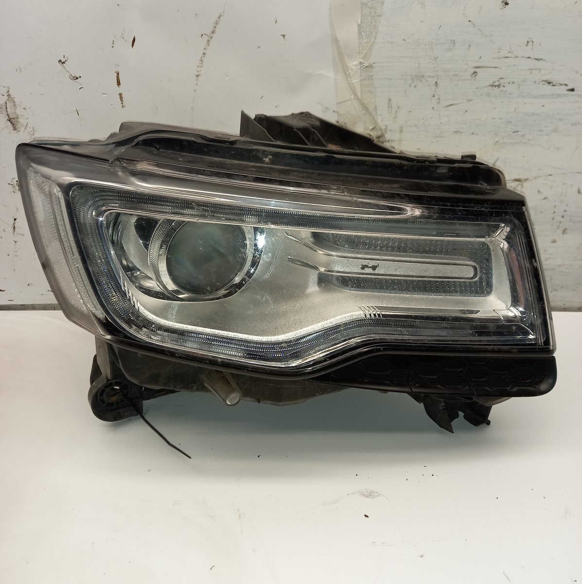 Jeep Grand Cherokee (WK) ajovalo (oikea) 68111034AF Headlight right JEEP GRAND CHEROKEE ...