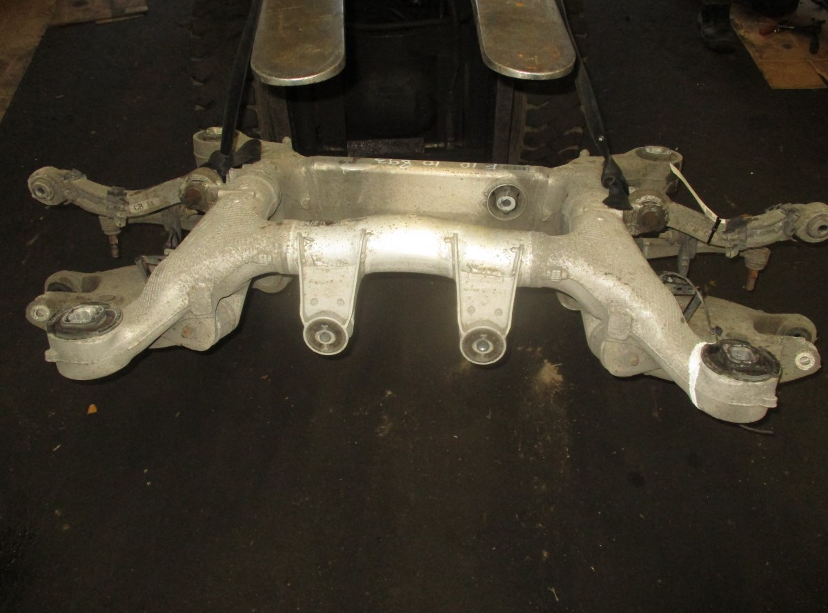 BMW 5 (F10 / F11) Tagasilla ristitala Rear axle Beam BMW 5 (F10, F11) (2010-2017)

Pa...