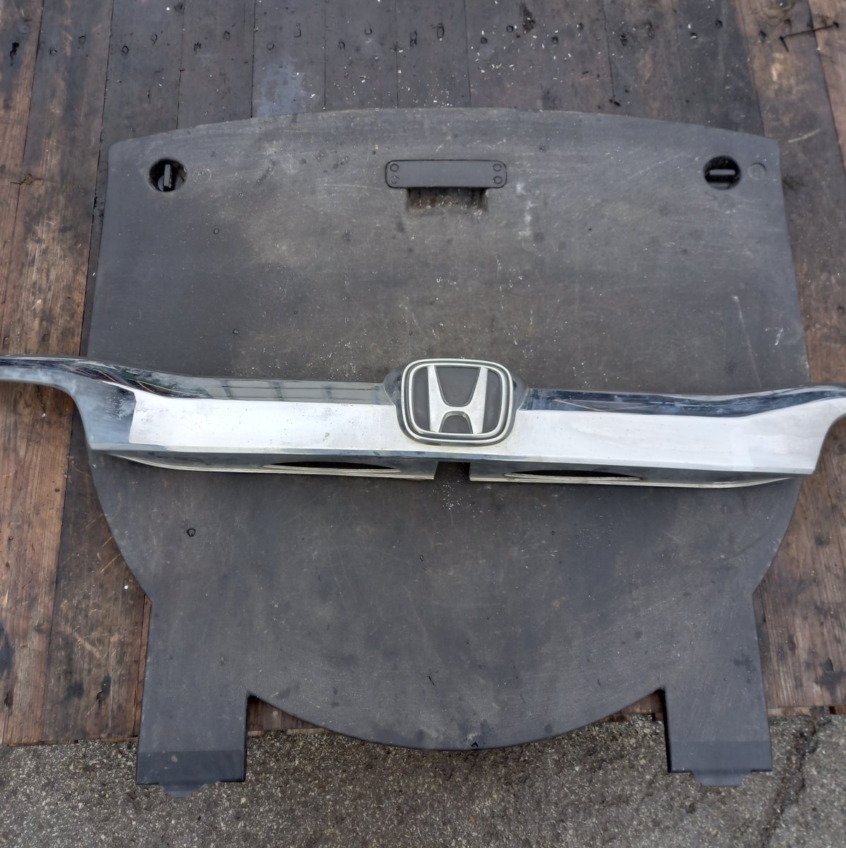 Honda CR-V Bootlid / tailgate moulding 74890T1VR000 74890T1VE10 Bootlid / tailgate mou...