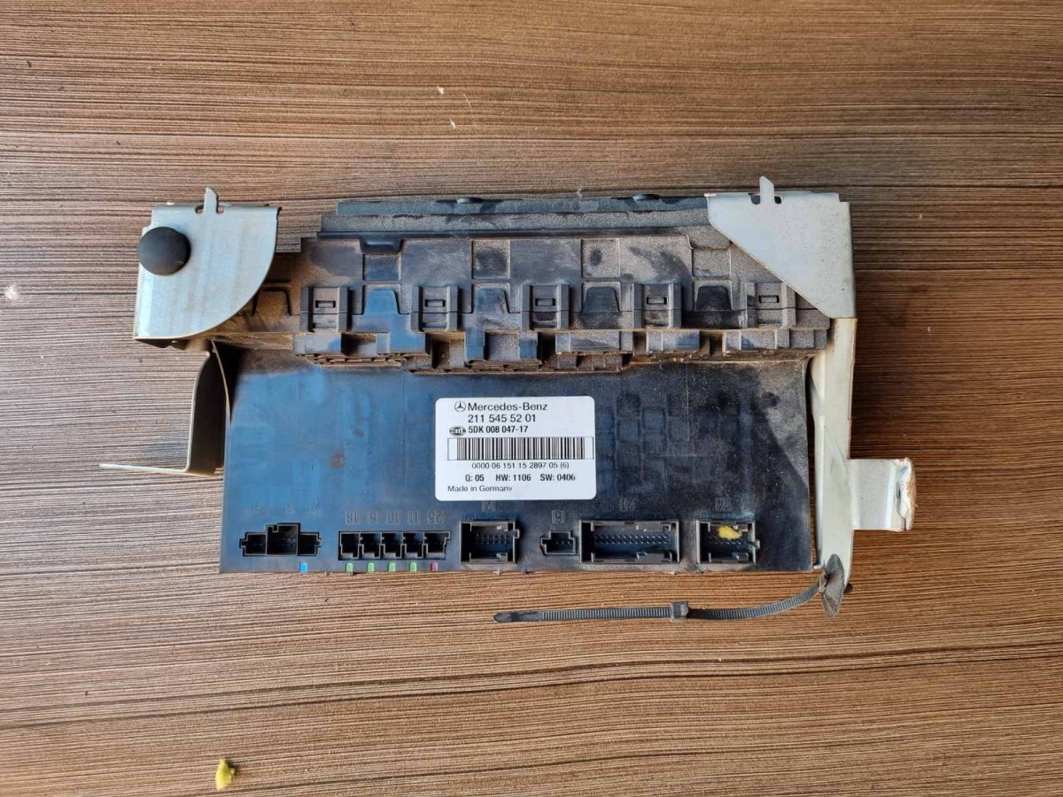 Mercedes-Benz CLS (C219) Box for fuse box Box for fuse box MERCEDES-BENZ CLS (C219) (2004...