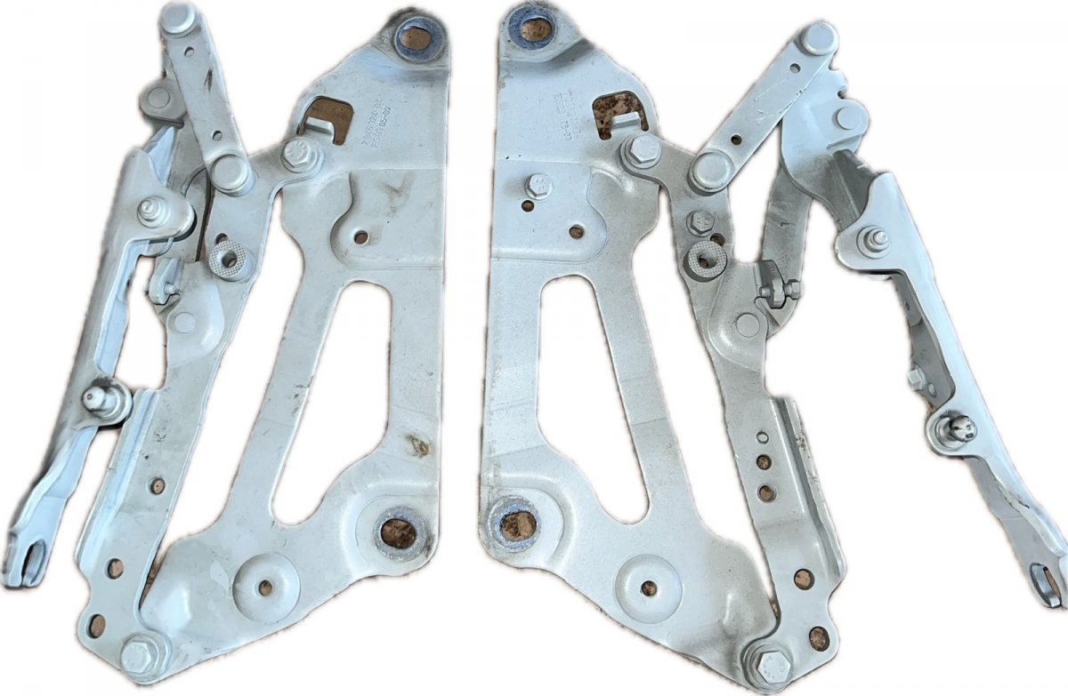 BMW 5 (E60 / E61) Bonnet Hinge Right 704632404 704632304 41617229635 41617229636 Bon...