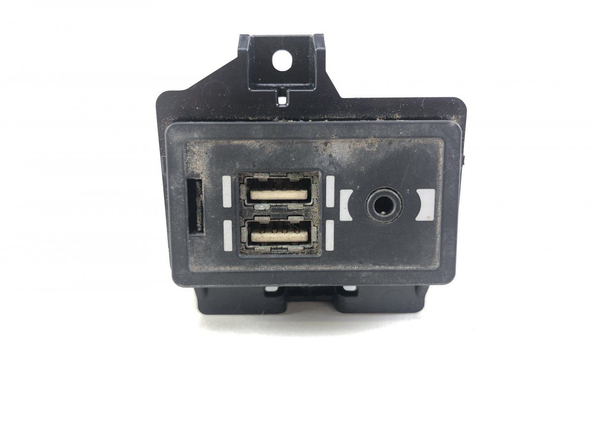 8619011010 Audio input / USB socket LEXUS ES VII (2018-)