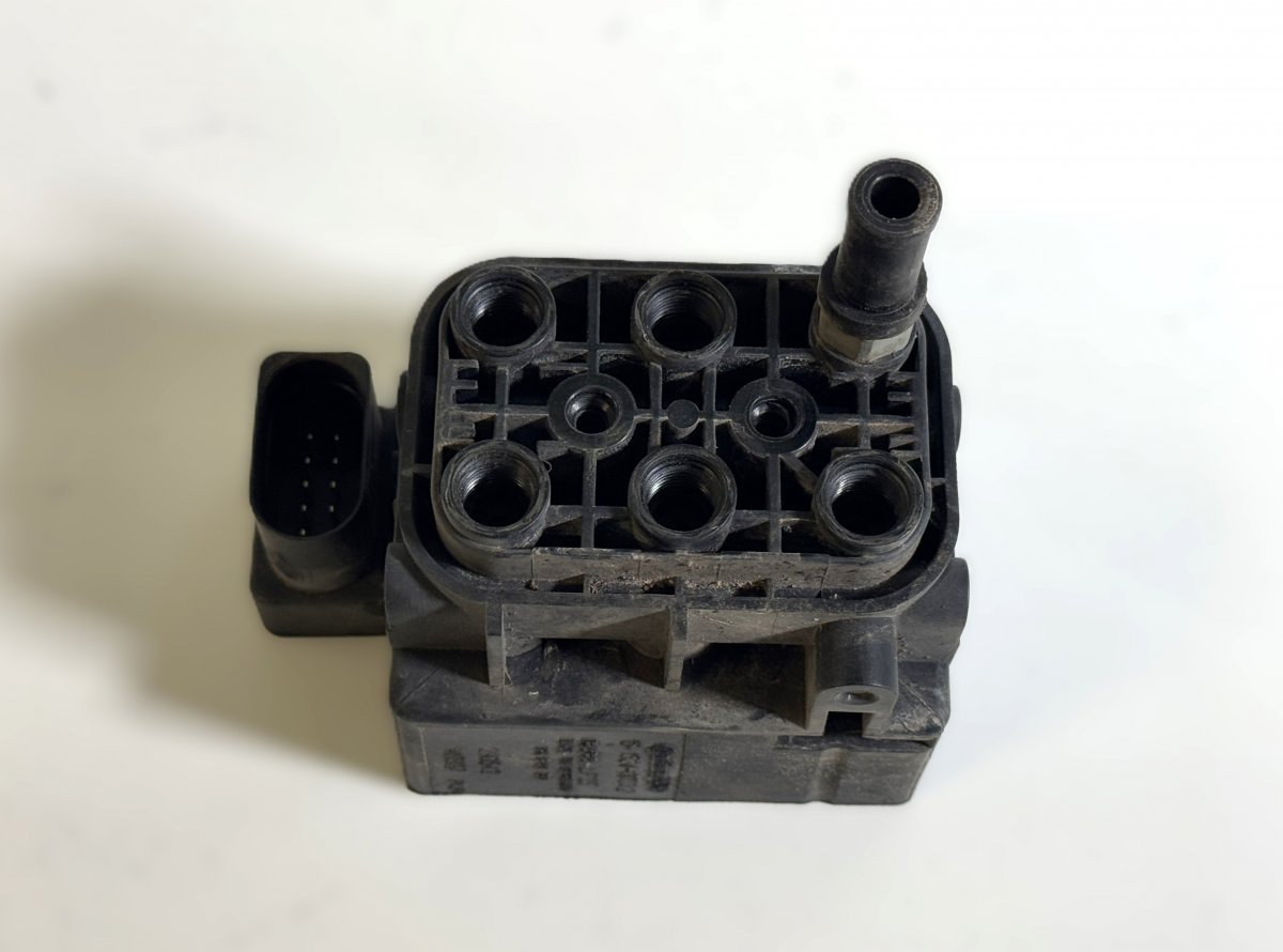 Jeep Grand Cherokee (WK) Air suspension valve block 15152400332 68087233AA Air suspension valve blo...