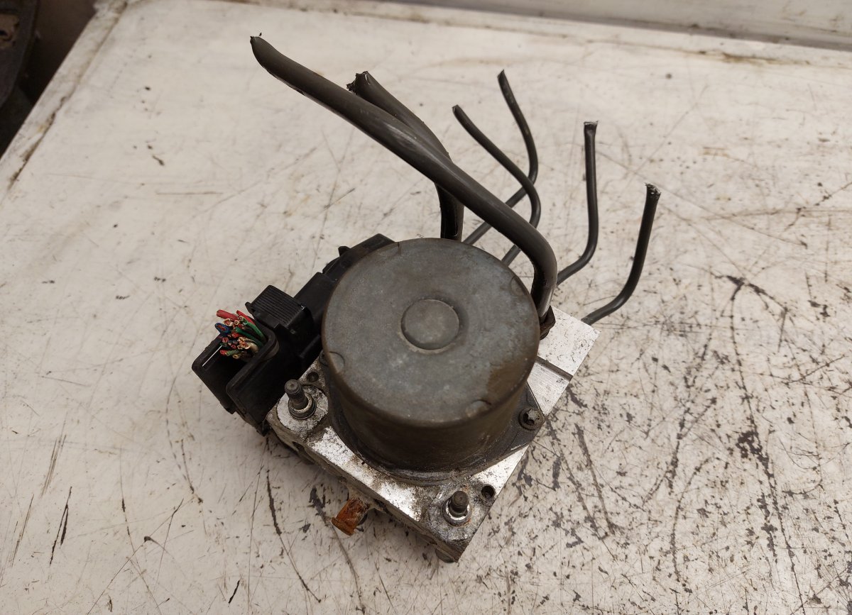 Toyota Corolla ABS hydraulic unit / pump ABS hydraulic unit / pump TOYOTA COROLLA Verso ...
