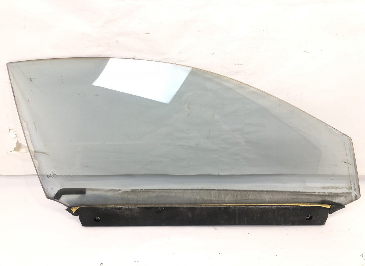 Mercedes-Benz C (W203) Door window glass front right A2157200218 Door window glass front right MERCE...