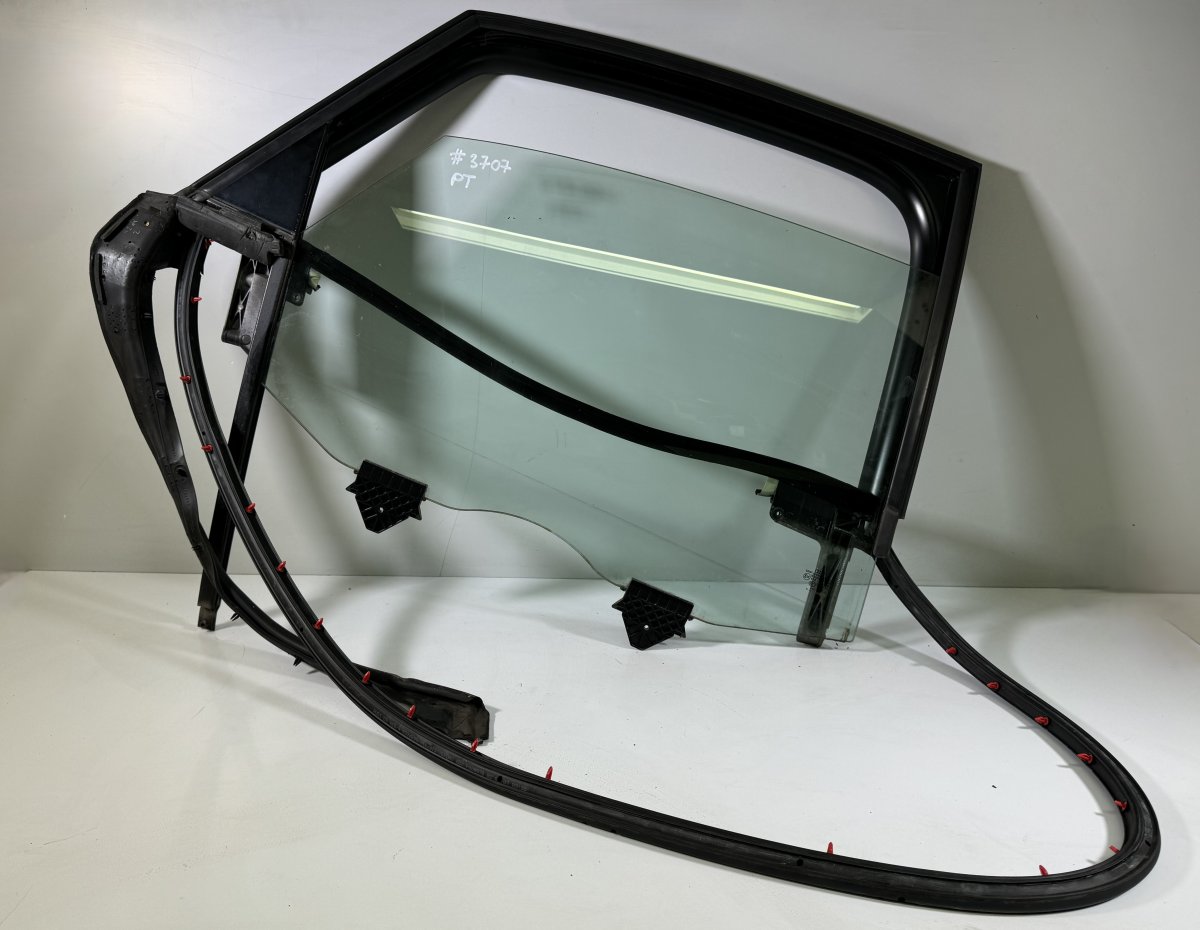 Audi A8 (D3) Door window glass rear right 4E0845026L 4E0839608G Door window glass rear ri...