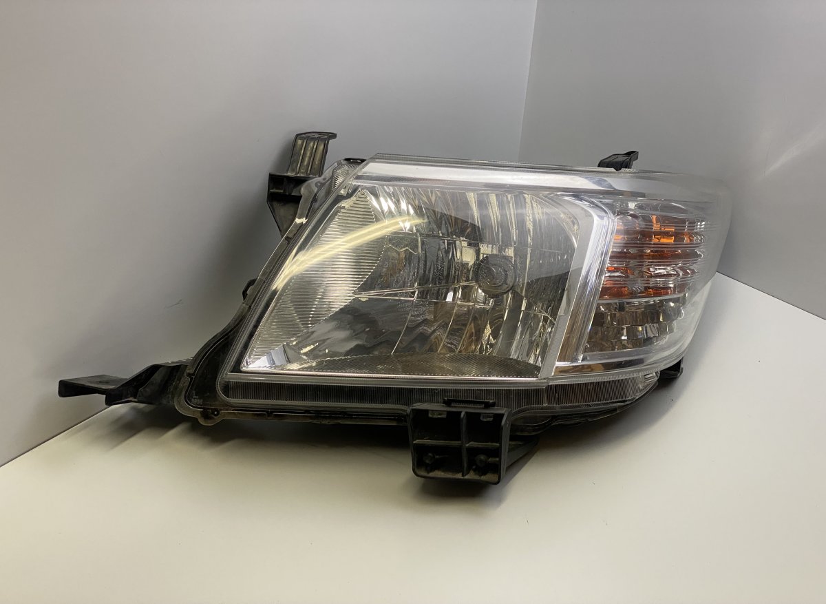 Toyota Hilux priekinis žibintas (kairėje)
