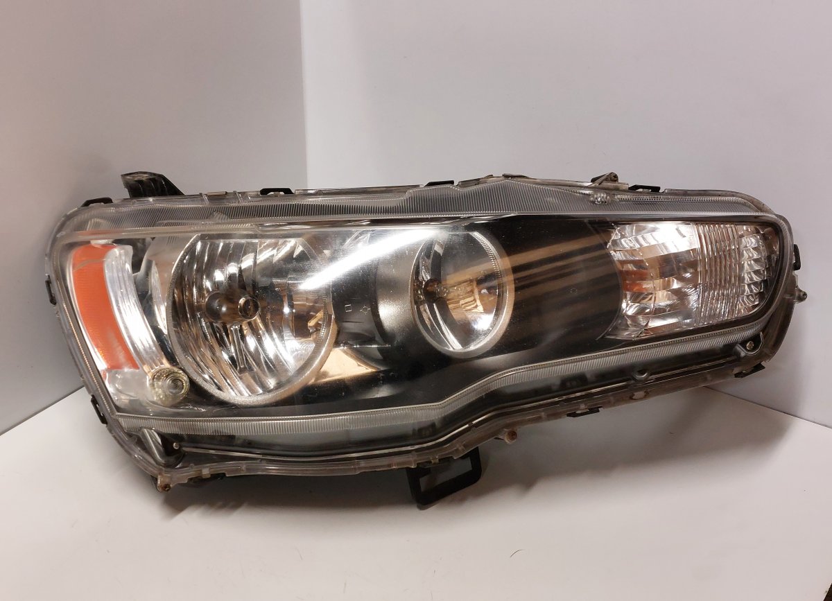 Mitsubishi Lancer ajovalo (oikea) 8301C3-40 Headlight right MITSUBISHI LANCER (CS...