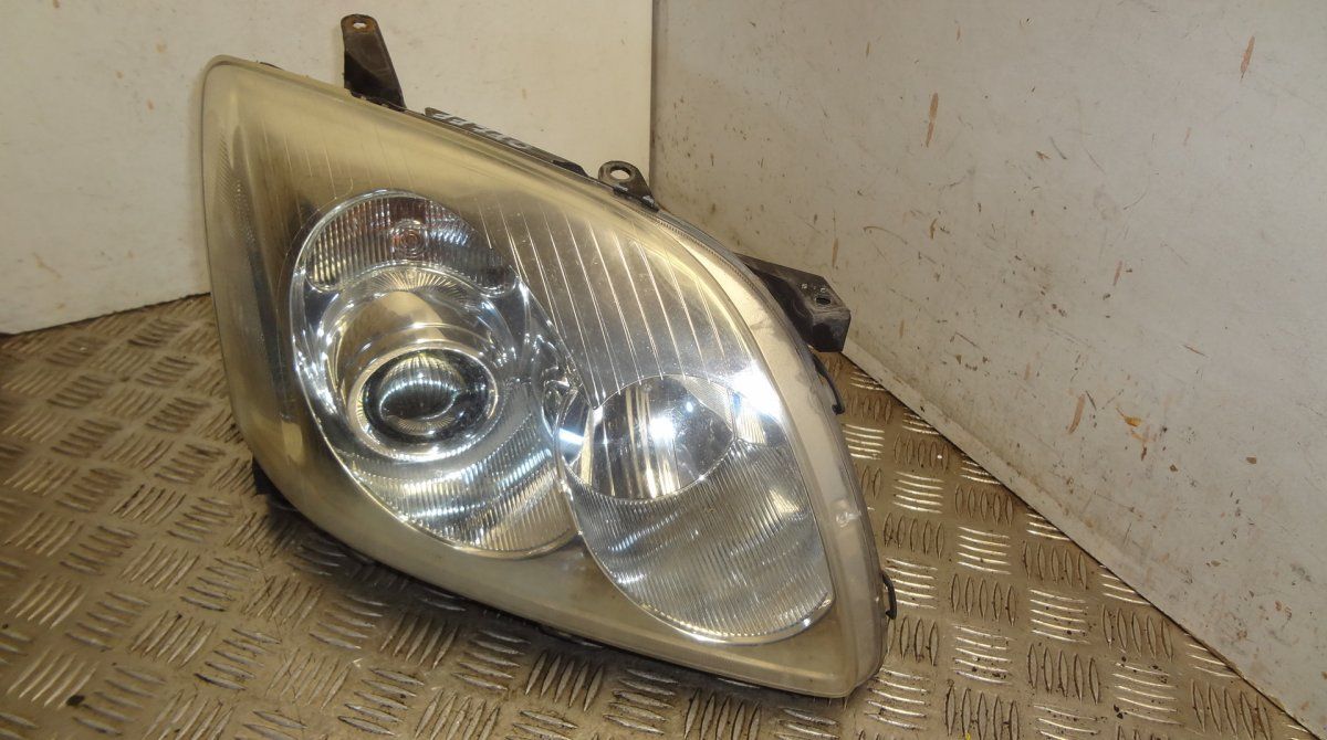 Headlight right TOYOTA AVENSIS (T250) (2003-2008)