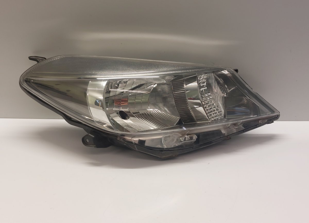 Toyota Yaris передняя фара (правая) 811300D450 Headlight right TOYOTA YARIS III (XP...