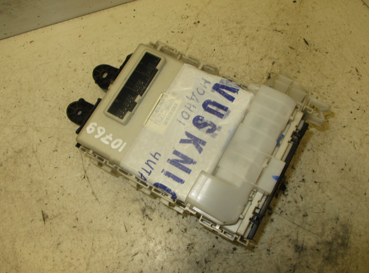 Toyota Avensis (T27) Fuse box 8273005140C Fuse box TOYOTA AVENSIS (T270) (200...