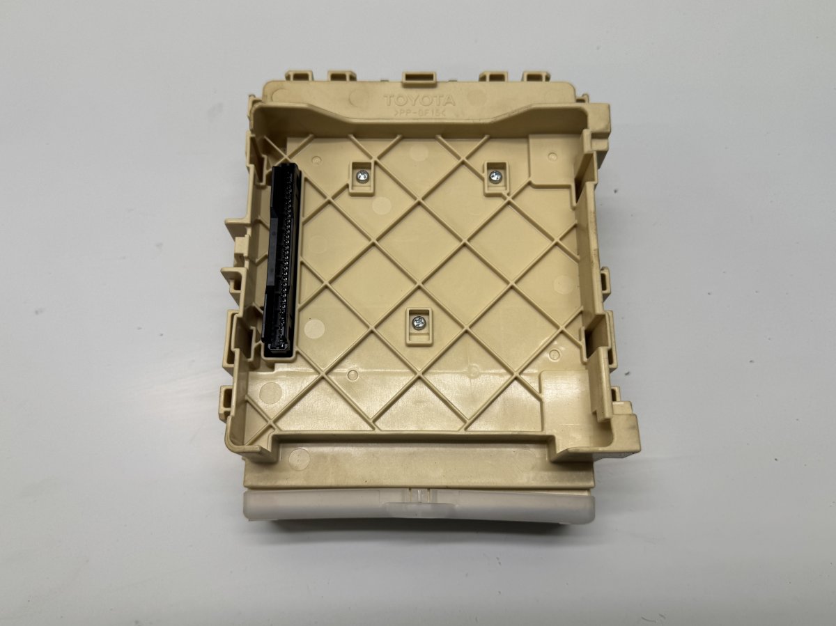 Toyota RAV4 (XA30) Fuse box 8273042750B Fuse box TOYOTA RAV 4 IV (XA40) (20...