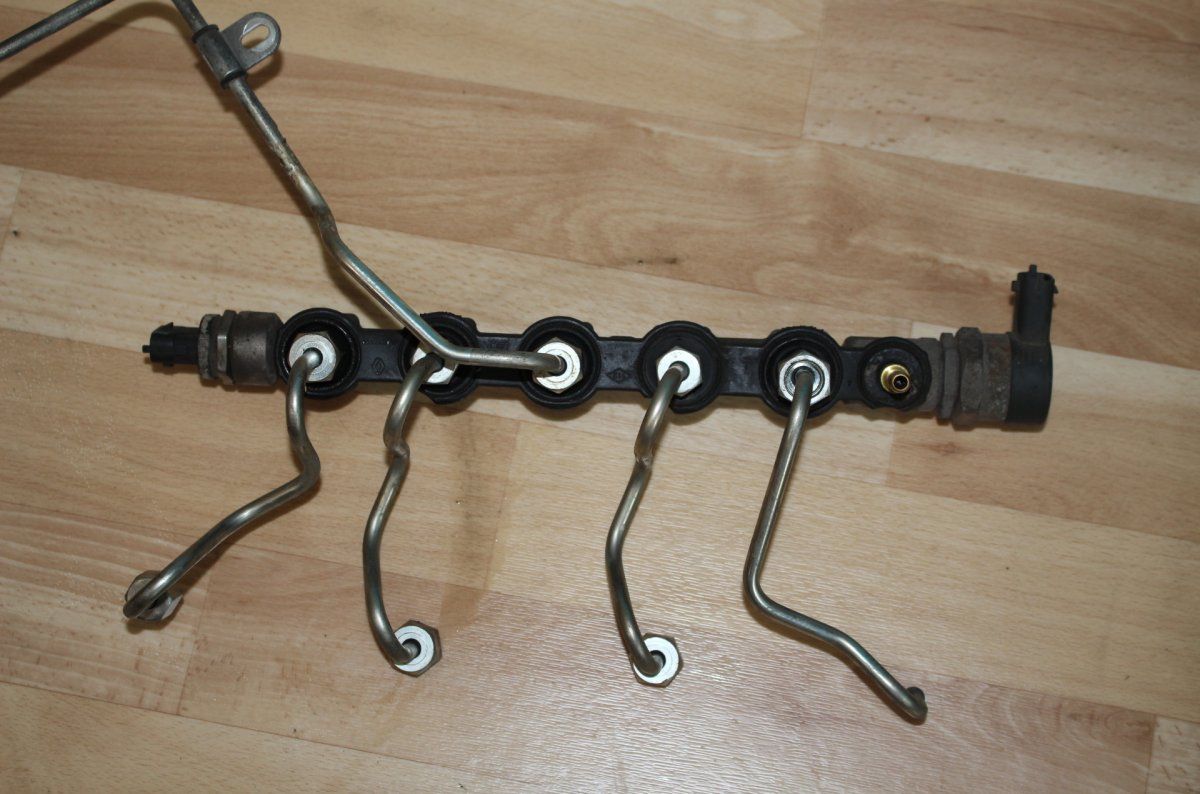 0445214173 Fuel Distributor / fuel rail NISSAN QASHQAI I (J10) (2007-2013)